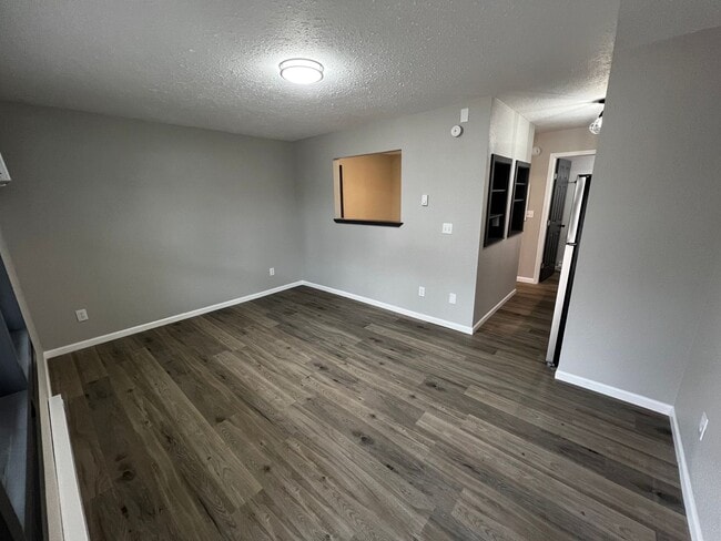 Building Photo - 1 bedroom 1 bathroom! Unit 4175 Sunset Dr Apt 2
