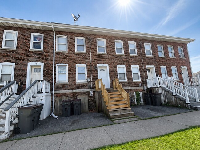 Building Photo - 4 Bed 2 Bath Townhouse for Rent in Rome, NY