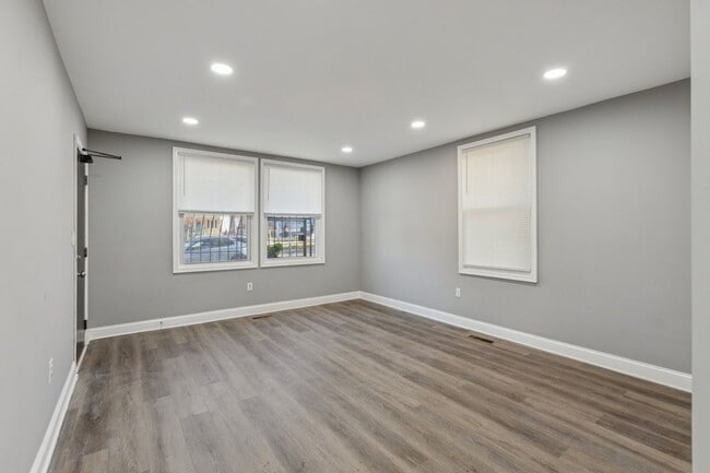 Photo - 405 34th St SE