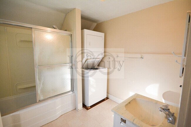 Photo - 2020/2022 Eastwood Rd SE Unit 2022 Eastwood Rd SE