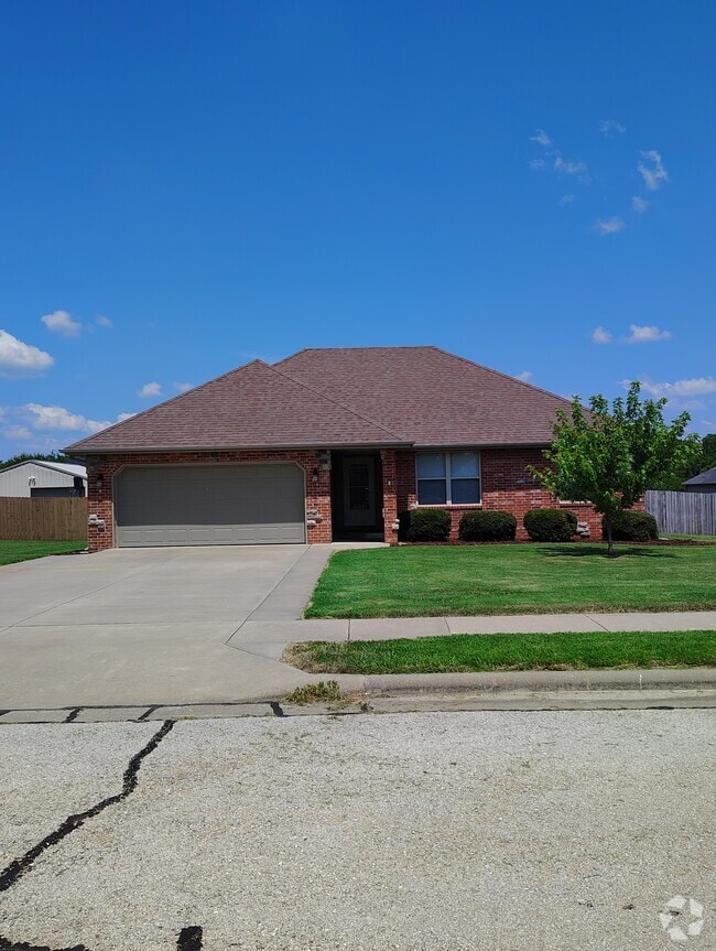 Building Photo - 211 Pheasant Rental