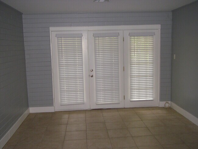 Photo - Majestic Palms Apartments