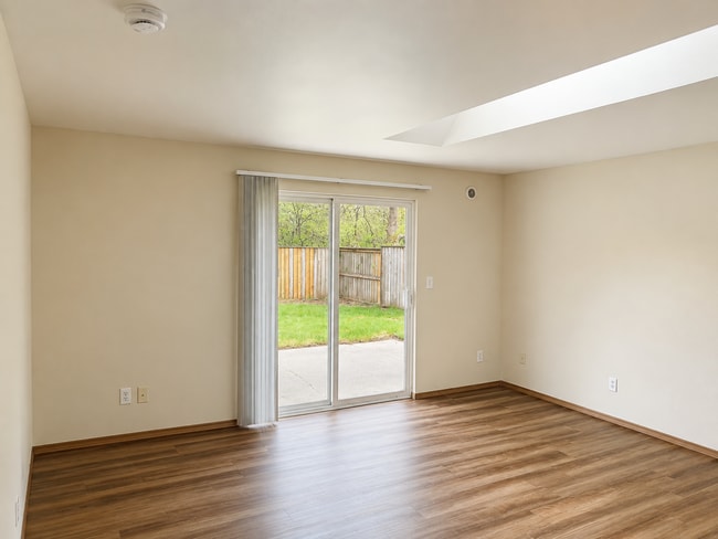 Building Photo - 60 E Hemlock Ct Unit 60