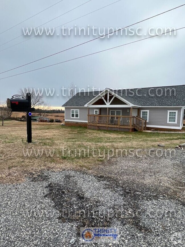 Building Photo - NEWLY UPDATED!! Ready and waiting for you! Rental