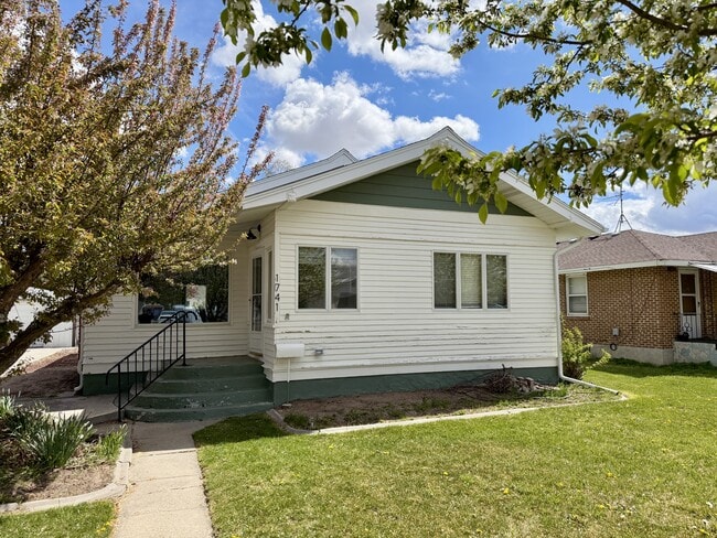 Building Photo - 1741 Yale Ave