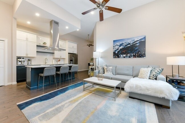 Building Photo - 743 E 4th St Unit 205