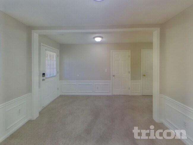 Photo - 325 Cadeleigh Ct