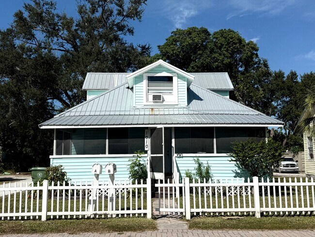 Building Photo - 1010 13th Ave W Unit B