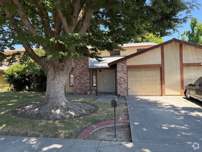 Building Photo - 990/992 JUSTIN DUPLEX Unit 992 Rental