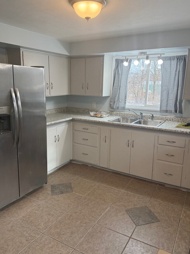 Kitchen - 19912 Adams Rd