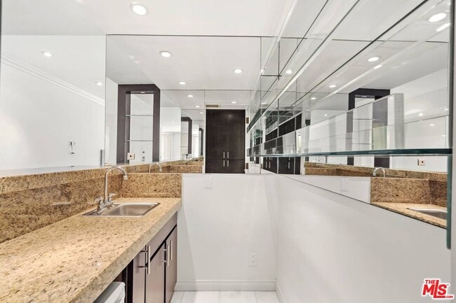 1210 Kings Rd Unit 104