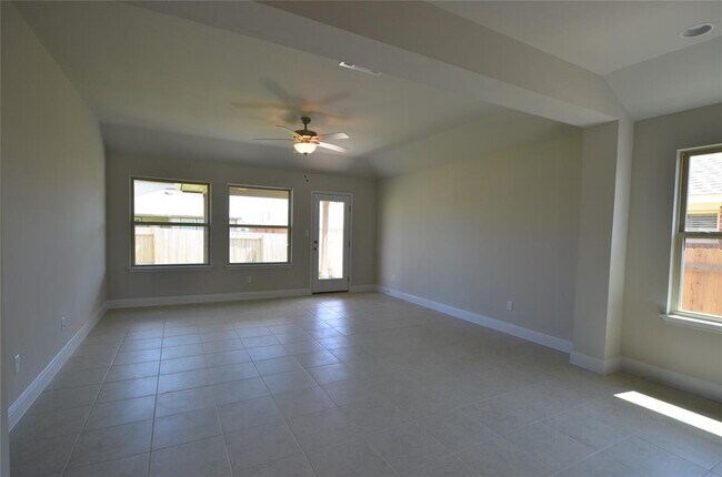 Photo - 3477 Pauling Loop