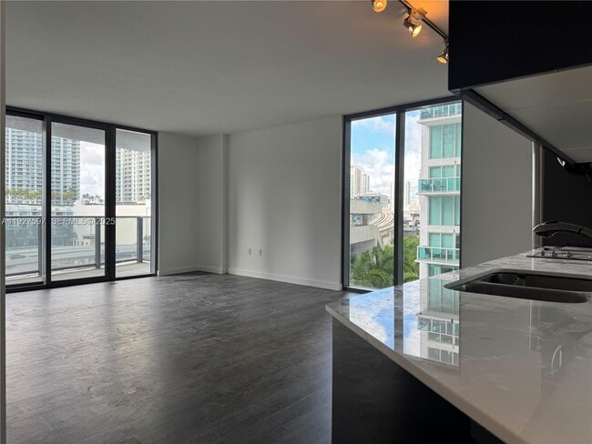 Photo - 31 SE 6th St Unit 902