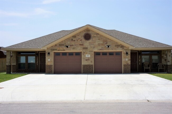 Building Photo - 3/2 duplex close to Clear Creek Gate viewable 8/05/2026