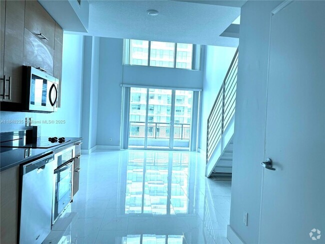 Building Photo - 60 SW 13th St Unit 3408 Rental