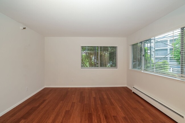 Photo - 2 Bedroom Condo in Highly Desirable Richmond Marina Bay! Unit 212