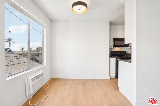 Photo - 1352 S Carmelina Ave Unit 308