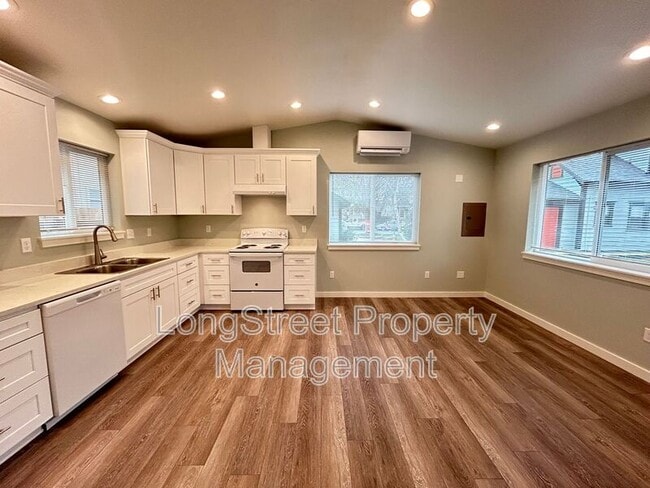 Photo - 1052 SW Western Blvd