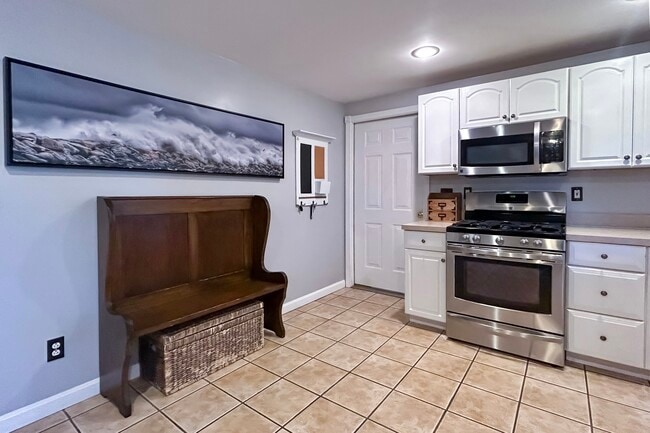 Small bench and storage space - 278 Harrison St