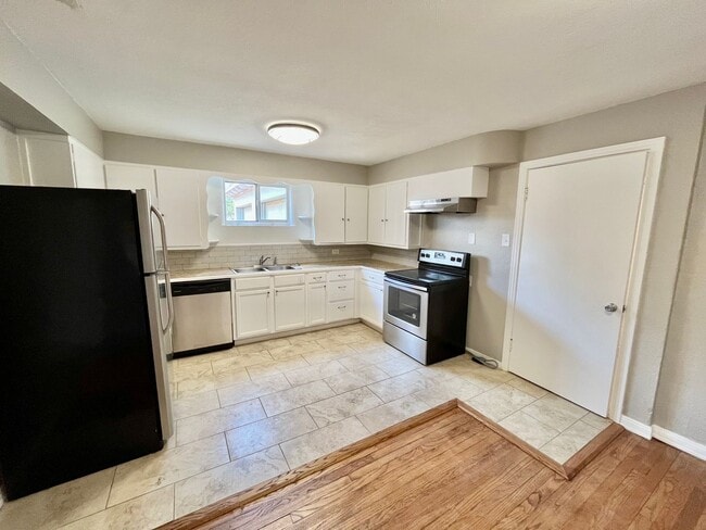 Photo - Pre-Leasing - 2 bed 1 bath Close to Tech!