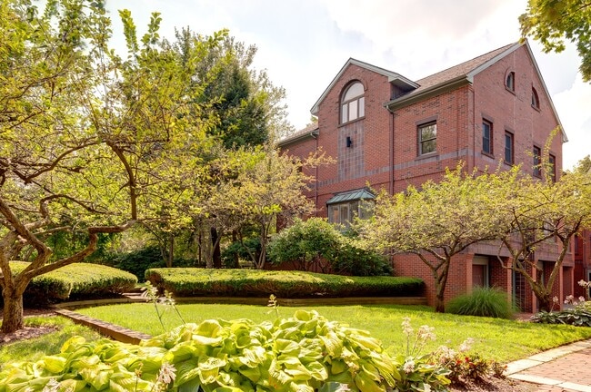 Photo - 475 Arsenal St