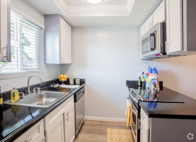 2BR, 1BA - 1000SF