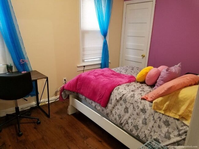 Spacious 3.5 BDR Apartment with Closed Front Balcony & Backyard Access!
