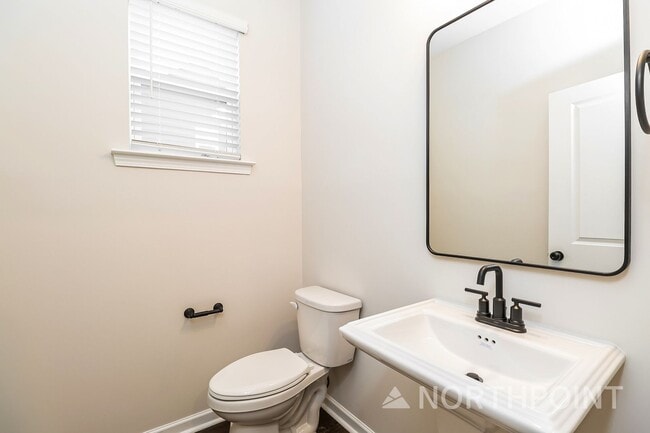 Photo - Beautiful 3BR 3.5BA Townhome w/ Full Appliance Kitchen Garage Parking in University