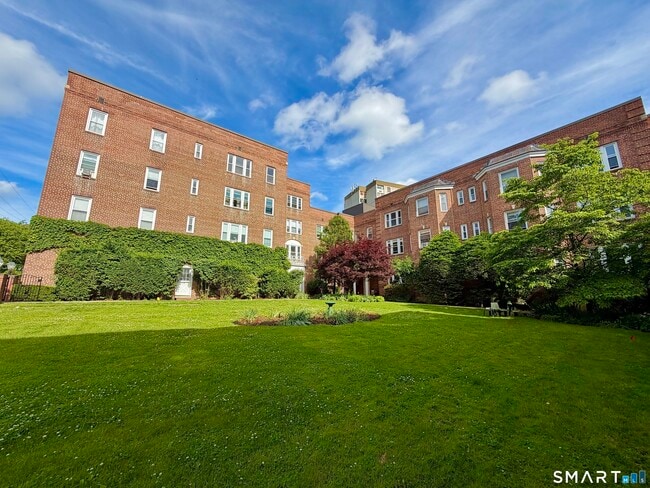 Building Photo - 70 Strawberry Hill Ave Unit 5-2D