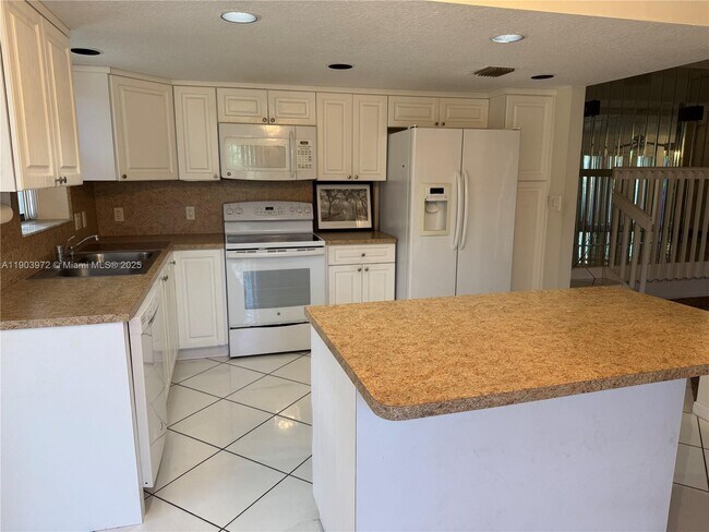 Photo - 4725 SW 62nd Ave Unit 201