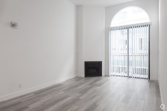 Interior Photo - 1823 Grace Rental