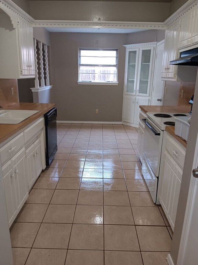 Spacious 5Bedroom Home with Fresh Modern House Rental in