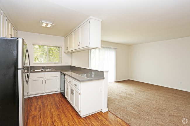 2BD, 2BA - 950 SF