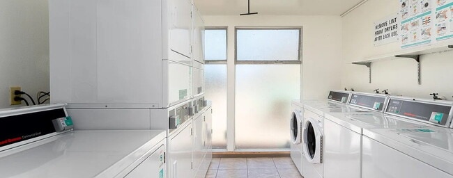 Building Photo - One bedroom just a few steps away from the beach;