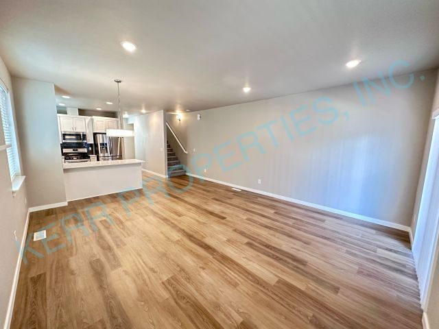 Charming 3-Bedroom Townhouse with 2.5 Baths and Spacious Living Area in Portland!