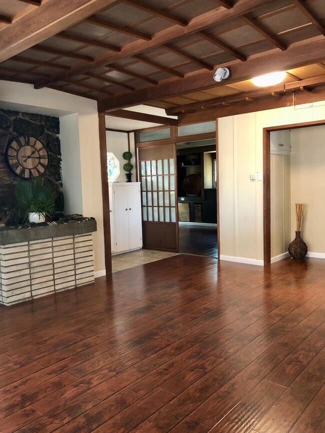 Photo - 2447 Malabar St