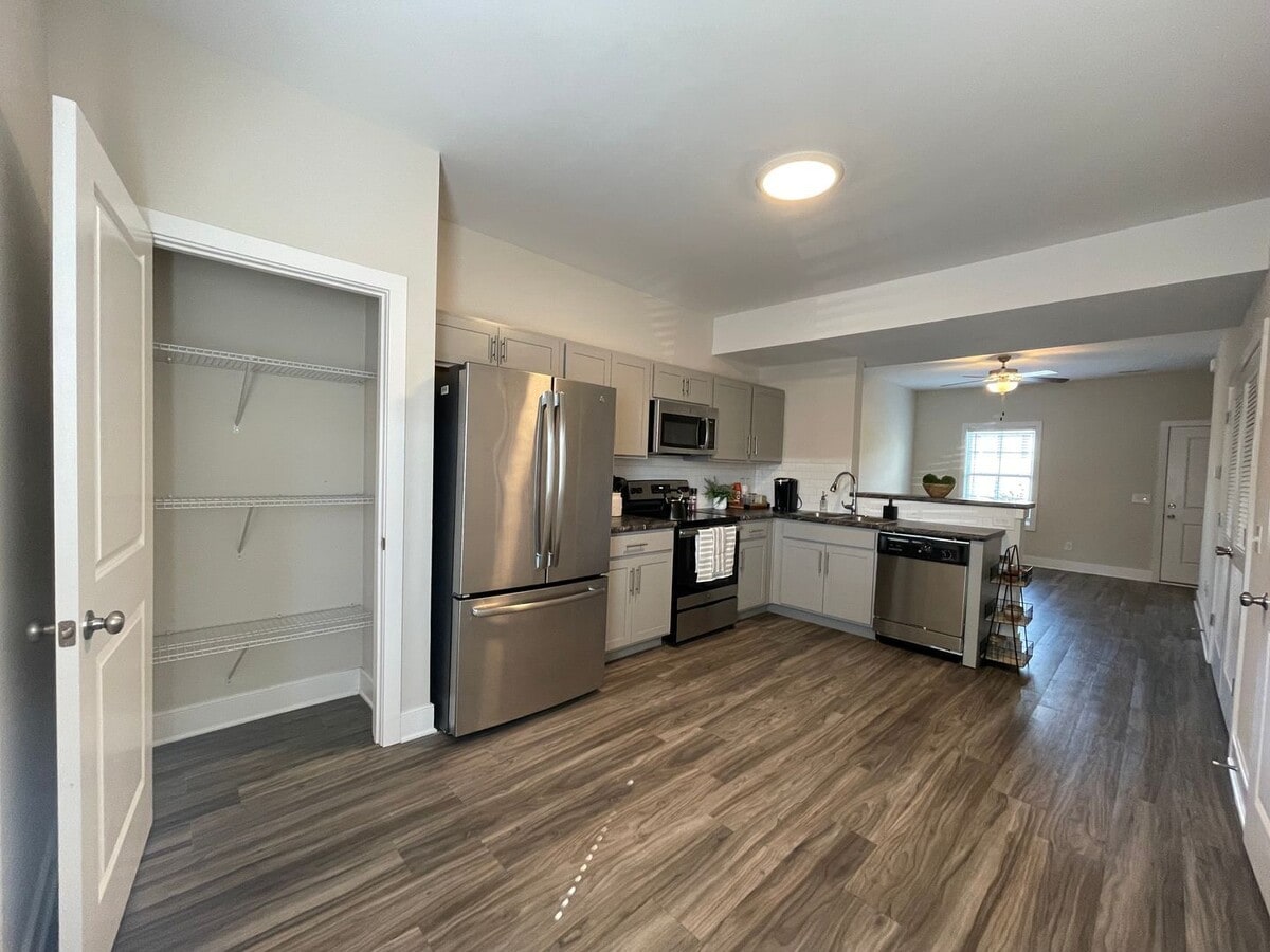 2005 Willow Dr - 2005 Willow Dr