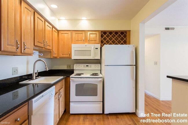 Building Photo - 320 Hammond Pond Pky Rental