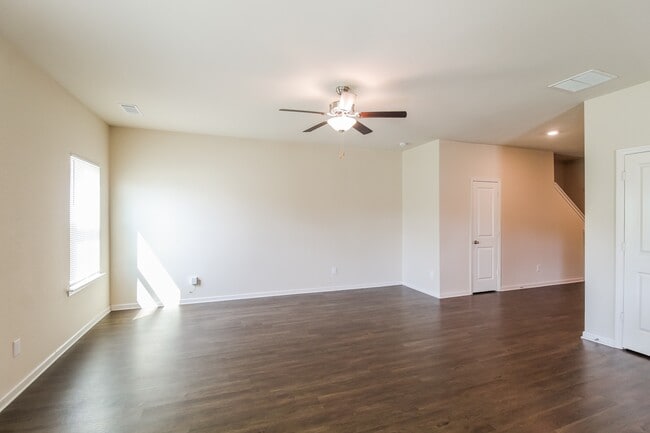 Photo - 728 Fitzroy Dr