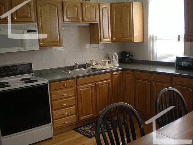 Building Photo - Don't miss out on they Three bed in Brighton