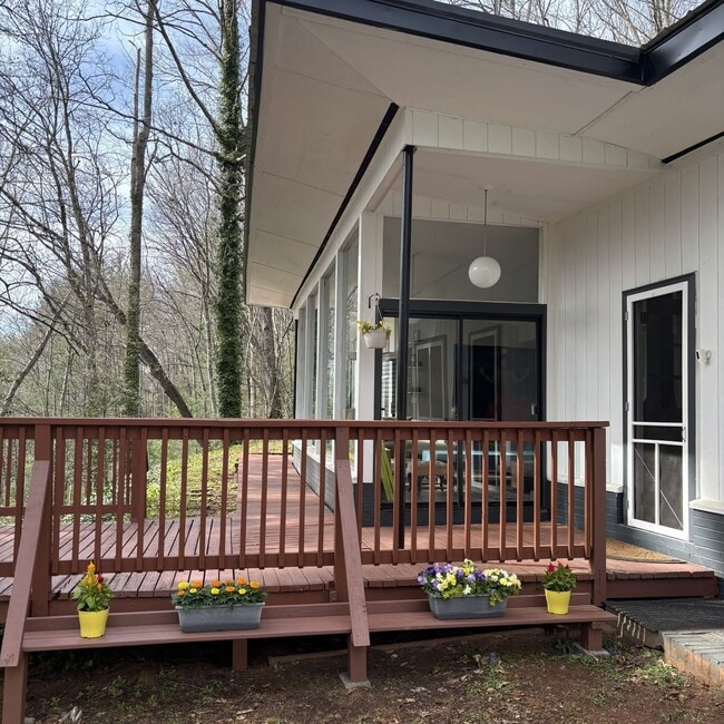 Building Photo - $1,800 - 3 Bedroom 2 Bathroom Gorgeous and Unique Furnished House in Webster