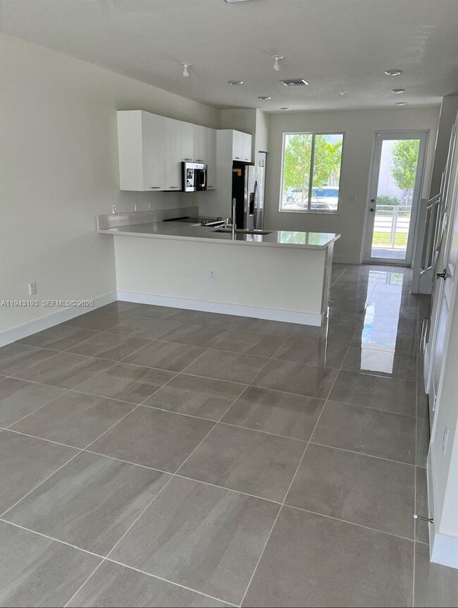 Photo - 10300-10366 NW 66th St