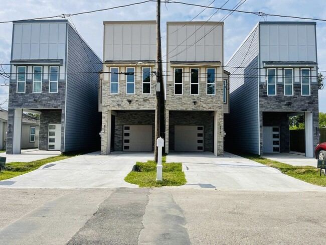 Building Photo - 8125 St Louis St Rental