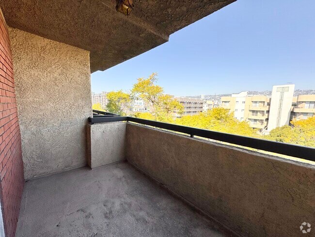 Building Photo - 8726 Burton Way Unit 102 Rental