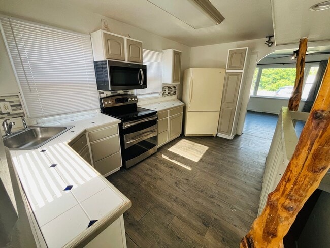 Photo - 4 bed 2 bath home with 4 car shop