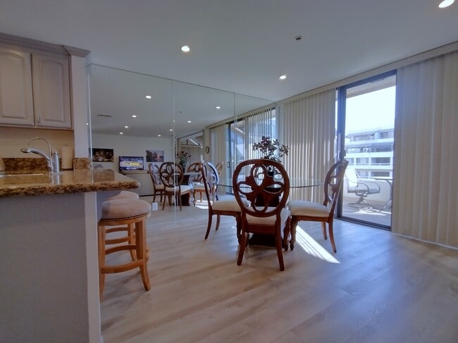 Dining and Patio #1 - 121 S Hope St Unidad 406