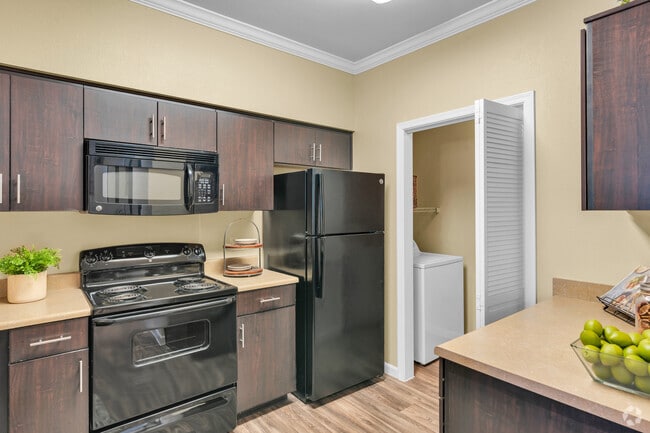 2BR, 2BA - 1056SF - Kitchen