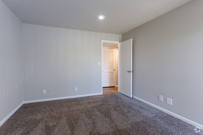 2BR, 2BA - 963 SF
