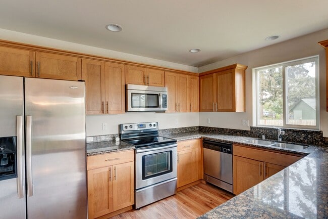 Photo - 3 Bedroom 2.5 Bath with 3 Car Garage