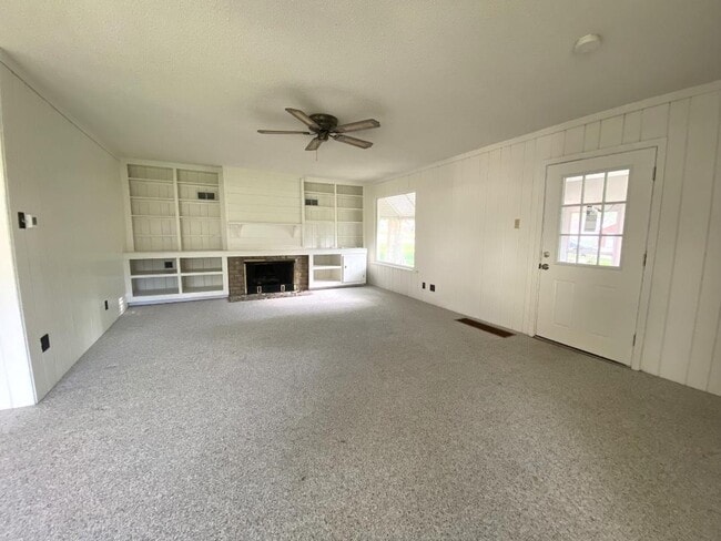 Photo - 255 Oak St